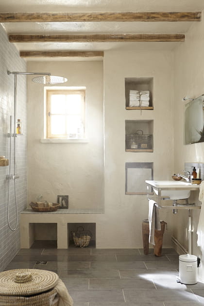Une salle d'eau rustique