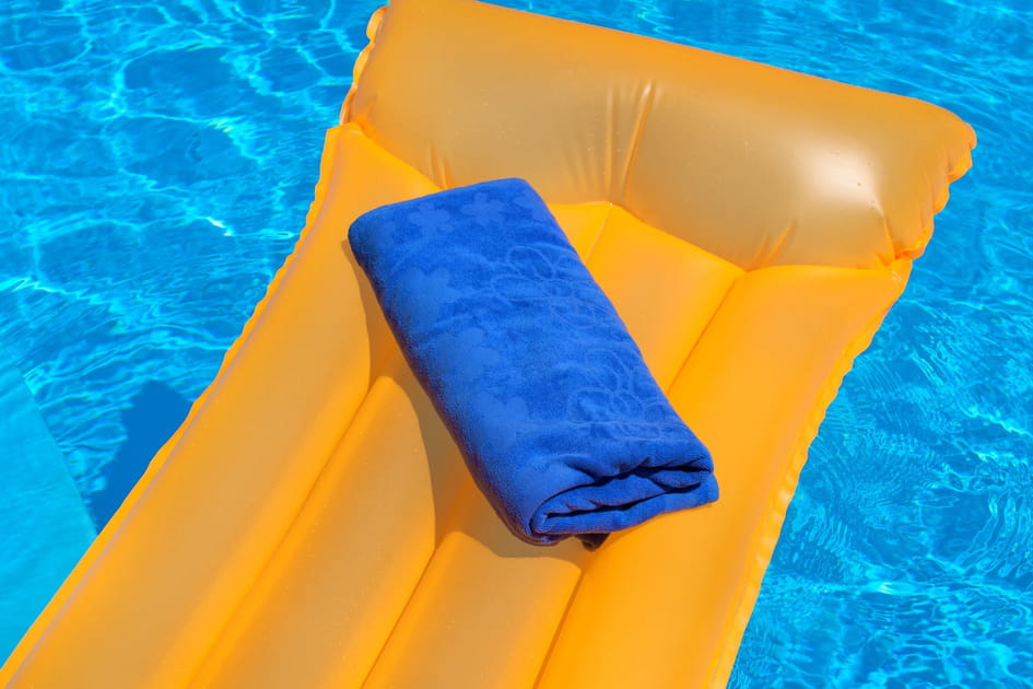Un matelas gonflable orange