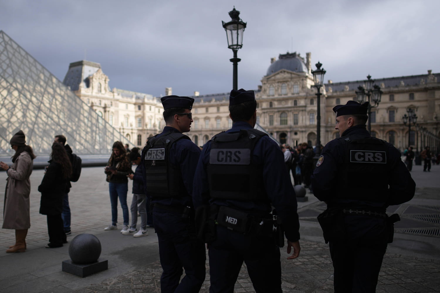 Vol au Louvre : on en sait plus sur les suspects arrêtés, la police les connaît bien