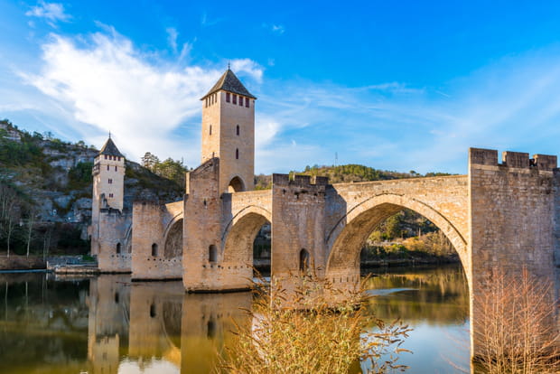 Le Pont Valentré, légendaire pont fortifié du Moyen Âge en Occitanie