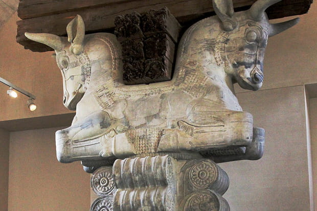 Le chapiteau du palais de Darius Ier au Louvre, une salle du trône dans les palais des anciens rois de Perse