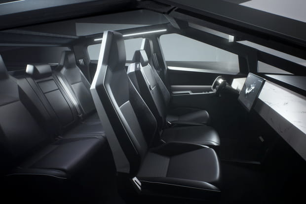 A bord du pickup électrique de Tesla