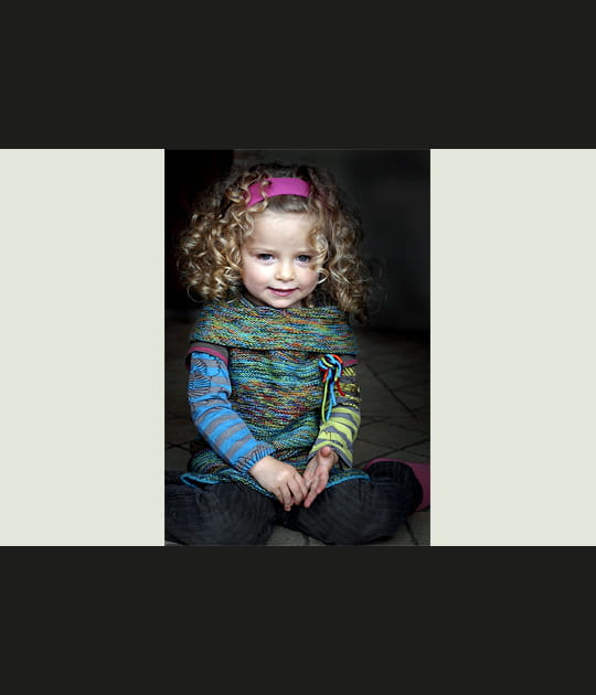 Petite fille au bandeau rose