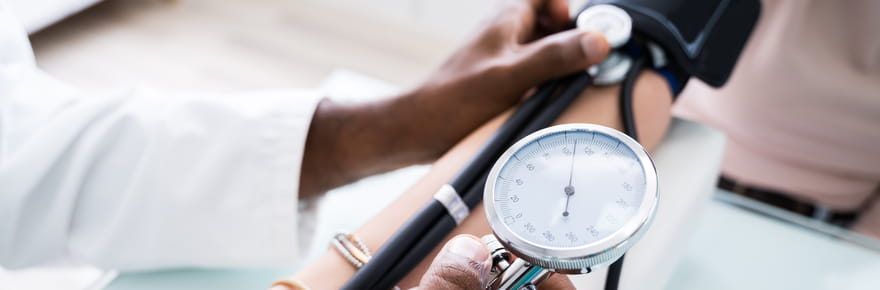 Il faut la v&eacute;rifier d&egrave;s cet &acirc;ge&nbsp;: une tension m&ecirc;me un peu &eacute;lev&eacute;e &quot;peut endommager le c&oelig;ur, bien avant l'apparition des sympt&ocirc;mes&quot;