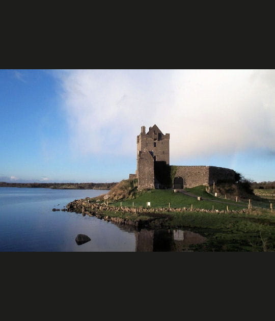 Ch&acirc;teau irlandais sur son &icirc;le