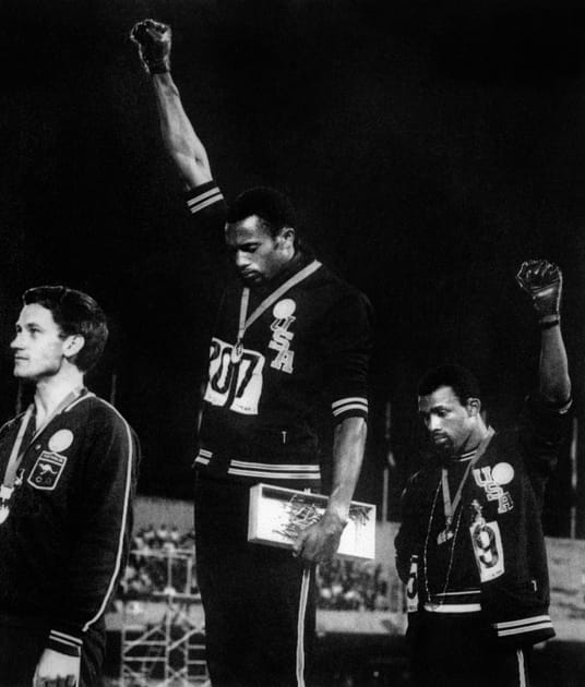 Le poing lev&eacute; de Tommie Smith et John Carlos