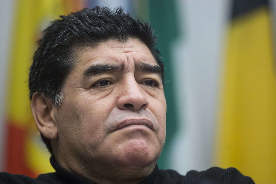 Le fisc italien saisit les boucles d'oreilles de Maradona