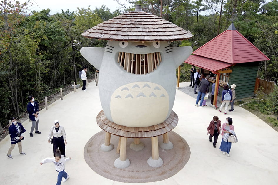 Le Dondoko-d&ocirc;, une aire de jeux en bois &agrave; l'effigie de Totoro