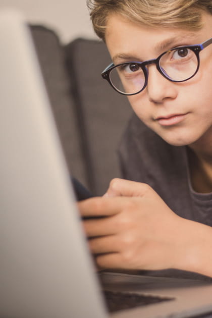 Pr&egrave;s de trente heures par semaine sur internet