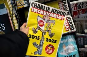 Dix ans apr&egrave;s les attentats, hommages et forte &eacute;motion devant l'&quot;increvable&quot; Charlie Hebdo et l'Hyper Cacher