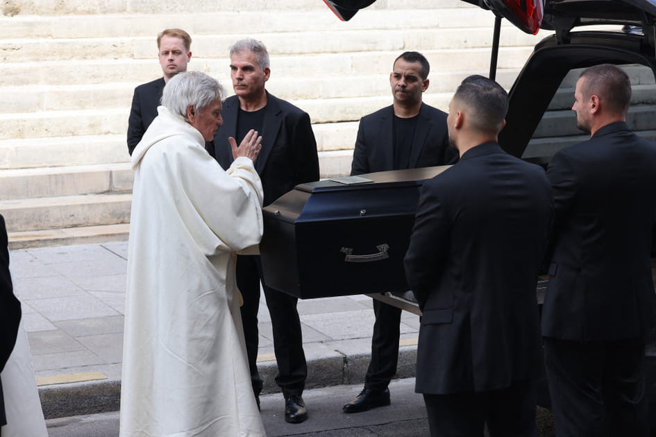 L'arriv&eacute;e du cercueil de Thierry Ardisson &agrave; ses obs&egrave;ques