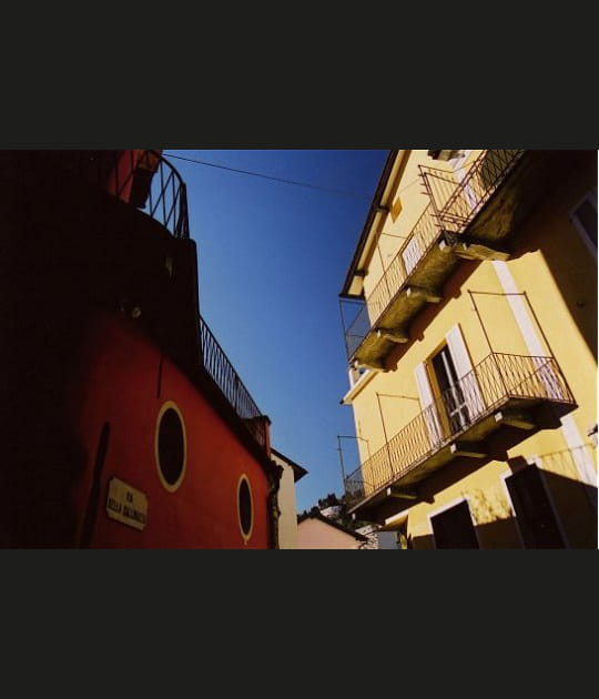 Fl&acirc;nez dans les rues ensoleill&eacute;es de Locarno