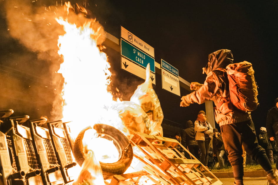 Manifestation du 7&nbsp;mars&nbsp;: Barricades enflamm&eacute;es
