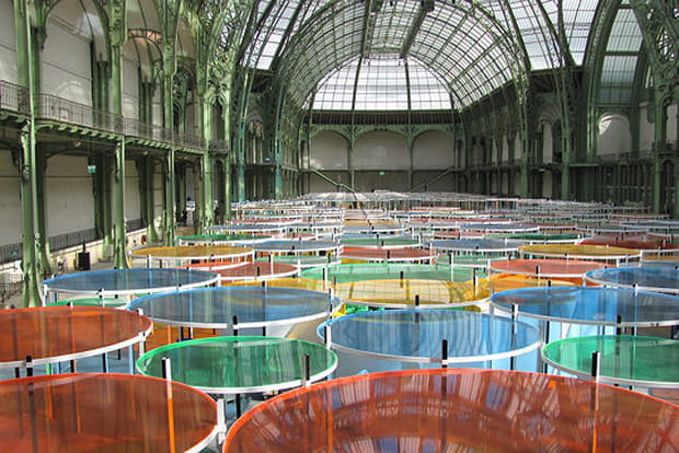 Une canopée de disques colorés