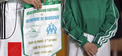 fanion distribué aux capitaines de carquefou et marseille avant leur 8e de