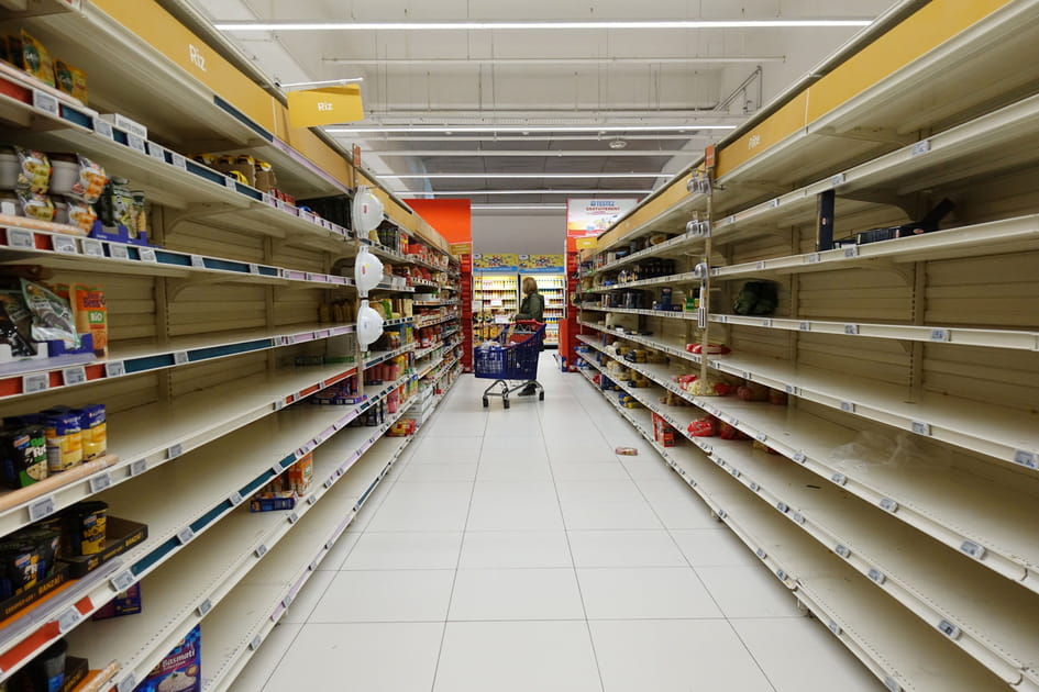 Rayons des supermarch&eacute;s d&eacute;valis&eacute;s