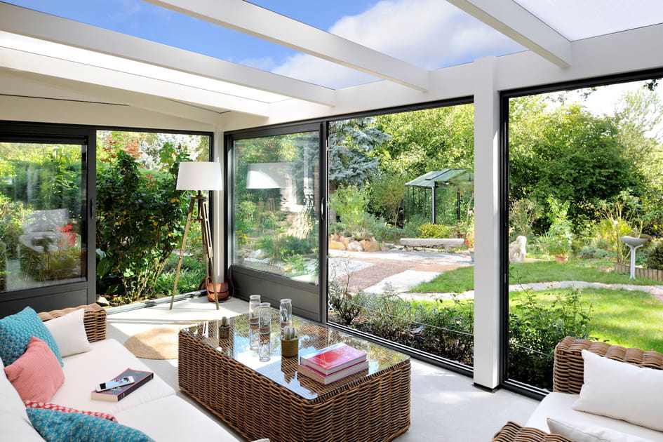 Une v&eacute;randa pour un salon dans le jardin