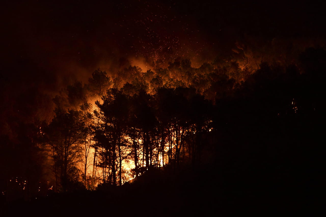 DIRECT. Incendie dans l'Aude : 13 blessés et 25 maisons brûlées, l'origine du feu reste inconnue