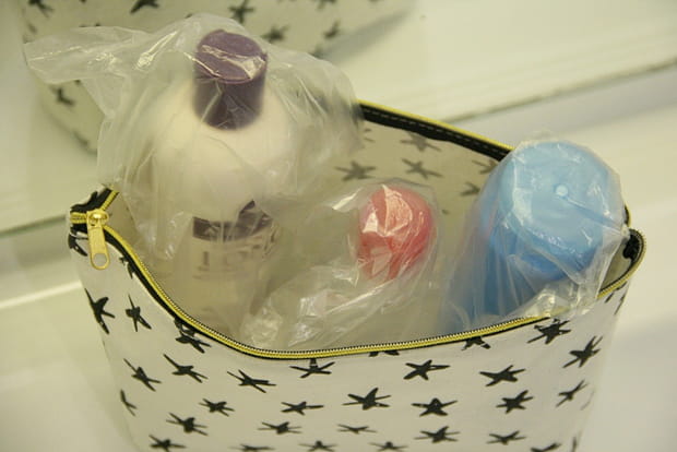 Des petits sachets pour chaque produit de toilette