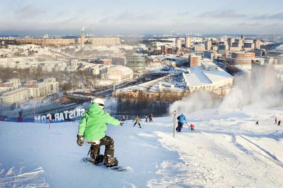 Skier &agrave; Hammarbybacken avec un panorama sur Stockholm