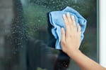 L'astuce pour les fainéants du ménage : quelques gouttes dans l'eau et les fenêtres brillent comme un sou neuf jusqu'au printemps