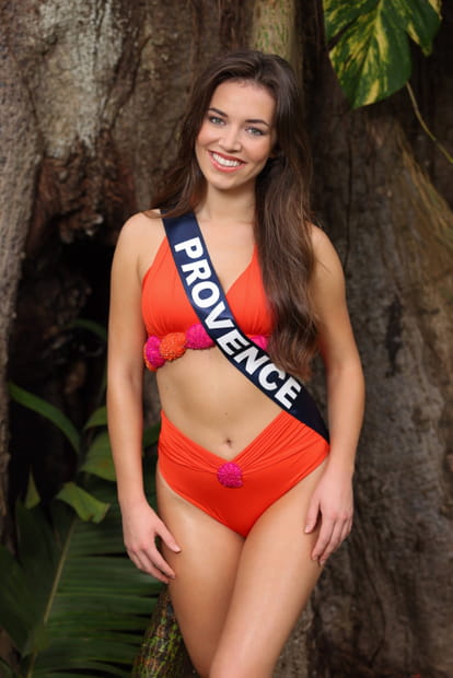 Miss Provence, formes et détails chocs sur un maillot de bain orangé