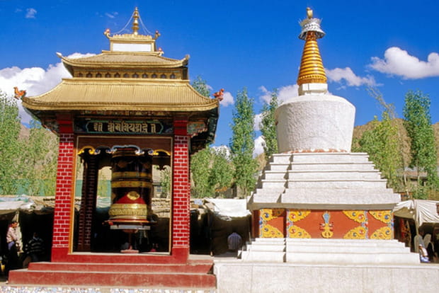 Moulin à prières et stupa