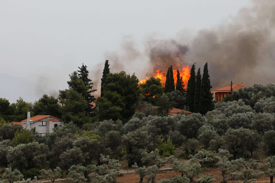 Maisons encercl&eacute;es par le feu