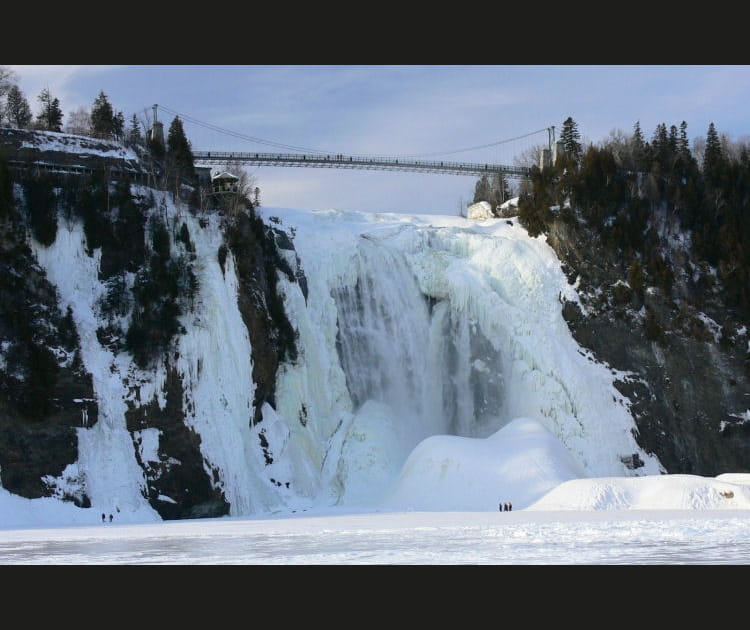 Les chutes Montmorency fig&eacute;es par&nbsp;le&nbsp;froid