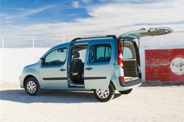 De grandes portes coulissantes