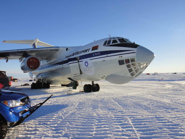 Une piste d'atterrisage givrée