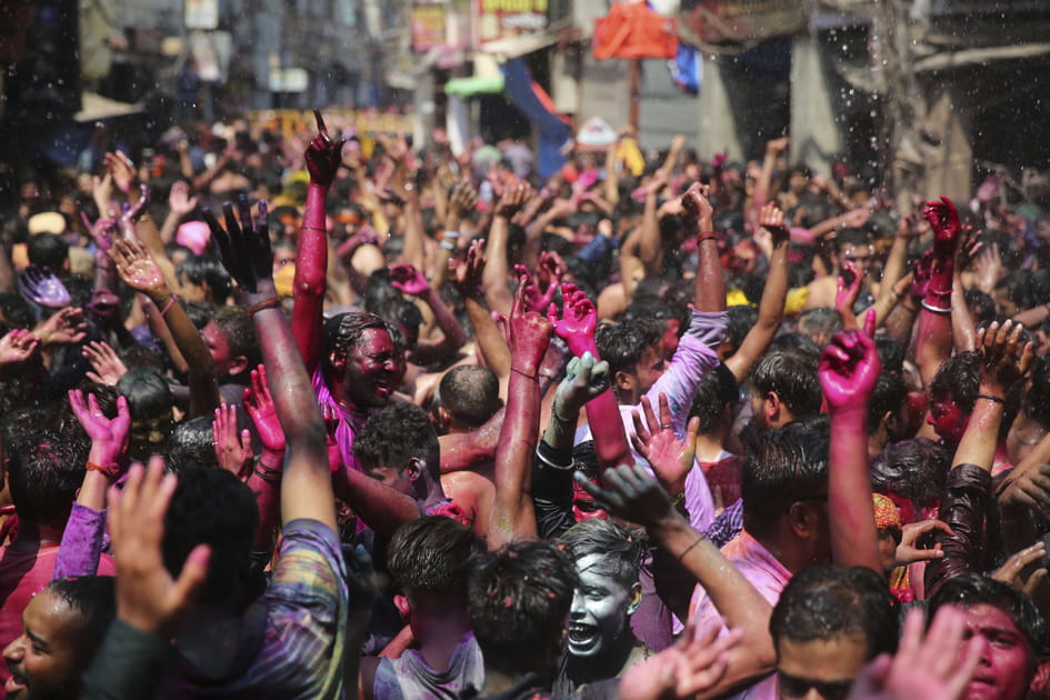 La f&ecirc;te Holi c&eacute;l&eacute;br&eacute;e dans la rue