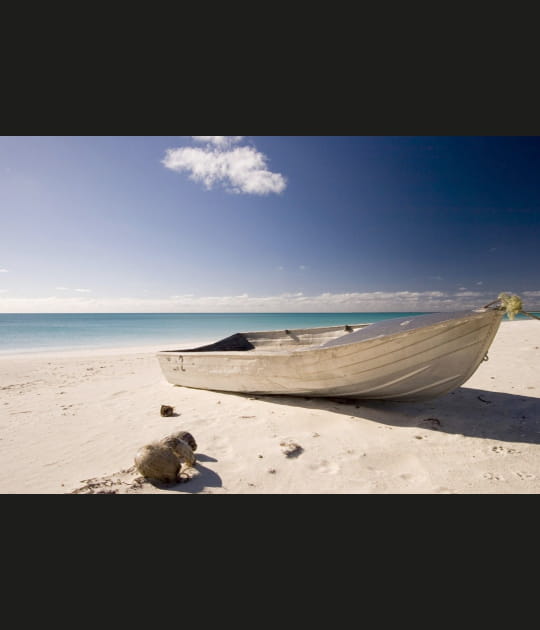 Barque sur une plage d'Ouv&eacute;a