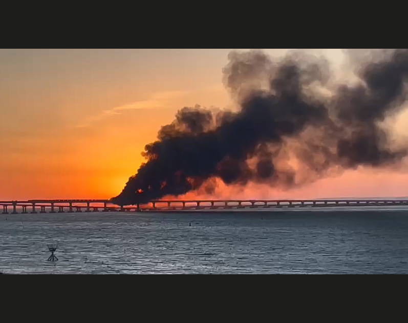 Explosion sur le pont reliant la Crim&eacute;e &agrave; la Russie