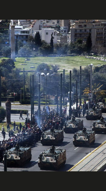 Les Grecs &quot;financent une arm&eacute;e trop co&ucirc;teuse&quot;. Vraiment ?