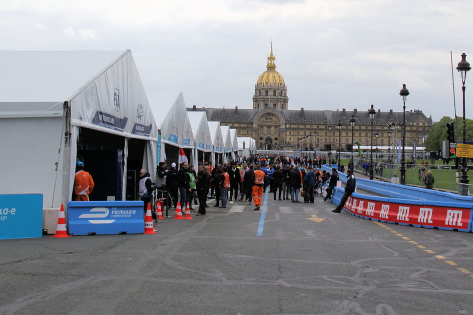 Un aller-retour place des Invalides