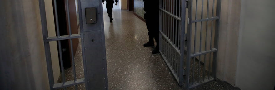 &quot;Coinc&eacute; avec un mec instable&quot;, &quot;affreux&quot;, &quot;inhumain&quot;... Nicolas Sarkozy est dans une prison rong&eacute;e par la surpopulation