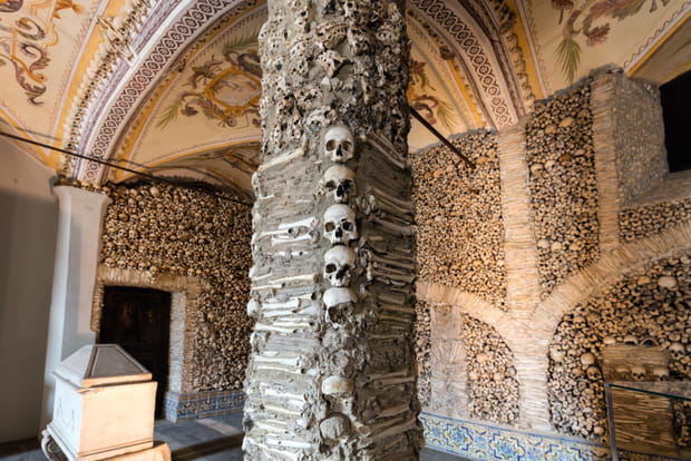 Capela dos Ossos, une visite "macabre" au Portugal