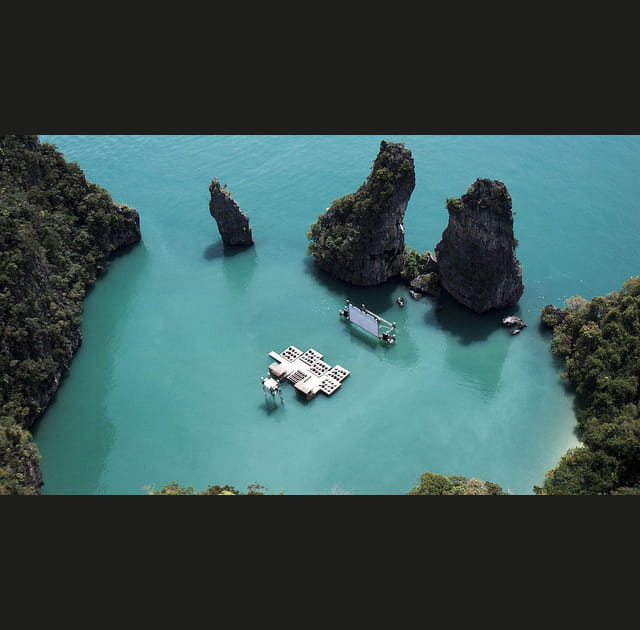 L'Archipelago Cinema dans le lagon de l'&icirc;le de Kudu