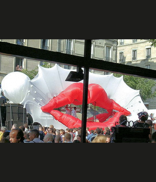 L&egrave;vres en d&eacute;fil&eacute;