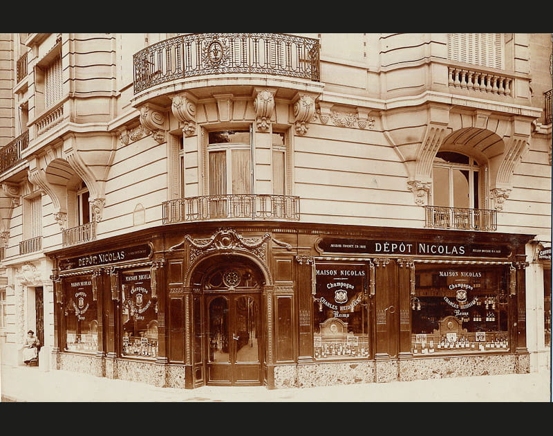 Vitrine Nicolas rue de S&egrave;vres style n&eacute;o Louis XVI