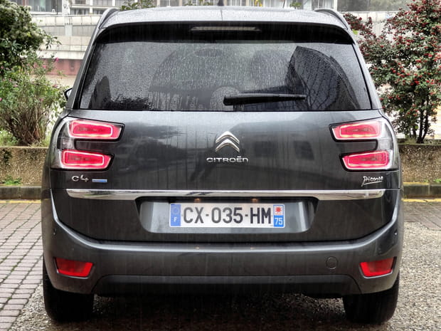 Arrière moderne et massif