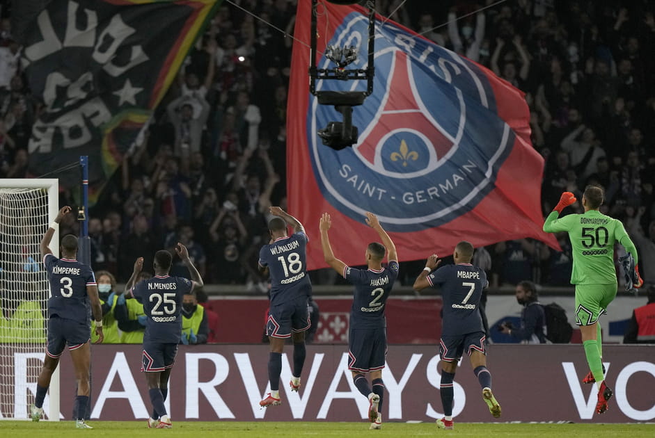 Les joueurs du PSG communient avec leurs supporters