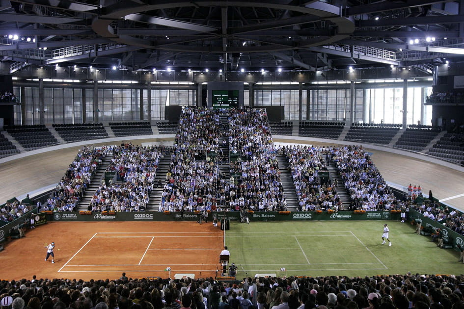 Face &agrave; Roger Federer, il dispute un match d'exhibition sur deux surfaces diff&eacute;rentes