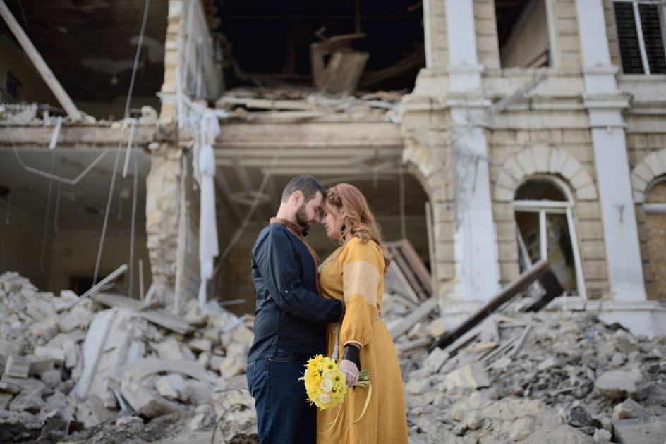 1&nbsp;an de la guerre en Ukraine&nbsp;: mariage dans les d&eacute;combres