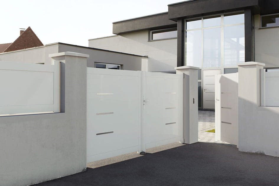 Un portail PVC avec inserts en inox