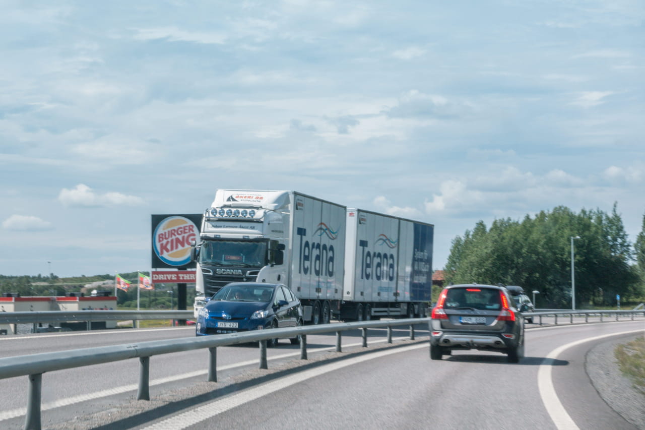 Rhône. Il roule avec les roues crevées sur l'autoroute, la police l'arrête et découvre un pactole à 550 000 euros