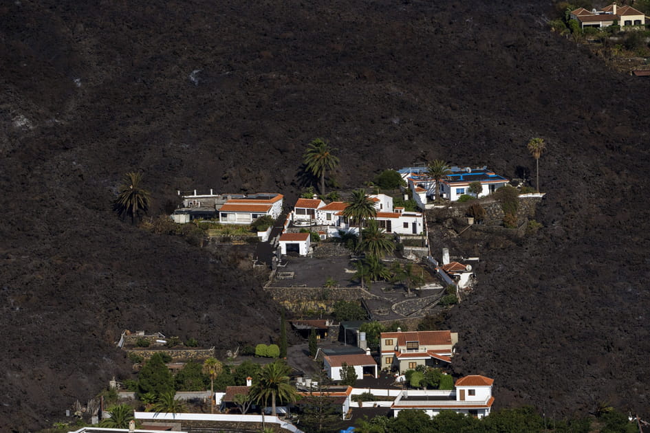 Des maisons englouties par la lave