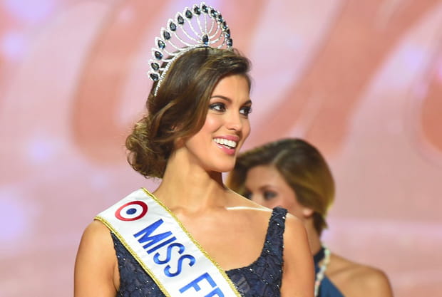 Iris Mittenaere reçoit sa couronne