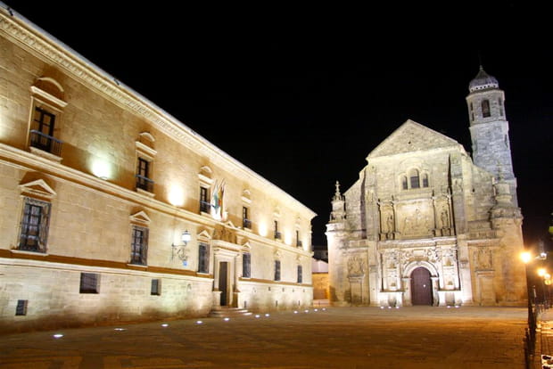 Une place andalouse by night